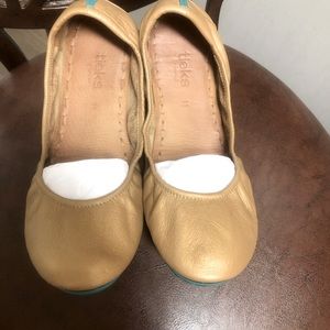 Nearly new Tieks comes with box, carrying bag and flower